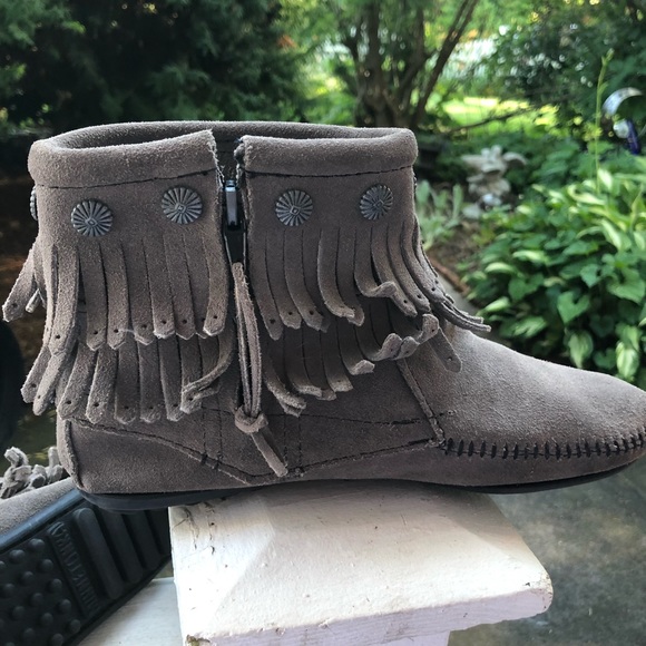 NEW Minnetonka Double Fringe side zip ankle boots! - Picture 3 of 3